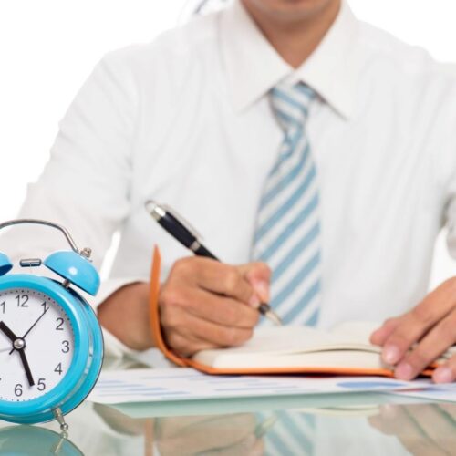 Homem fazendo controle de horas trabalhadas